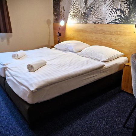 Garda Hotel Сомбатели Екстериор снимка
