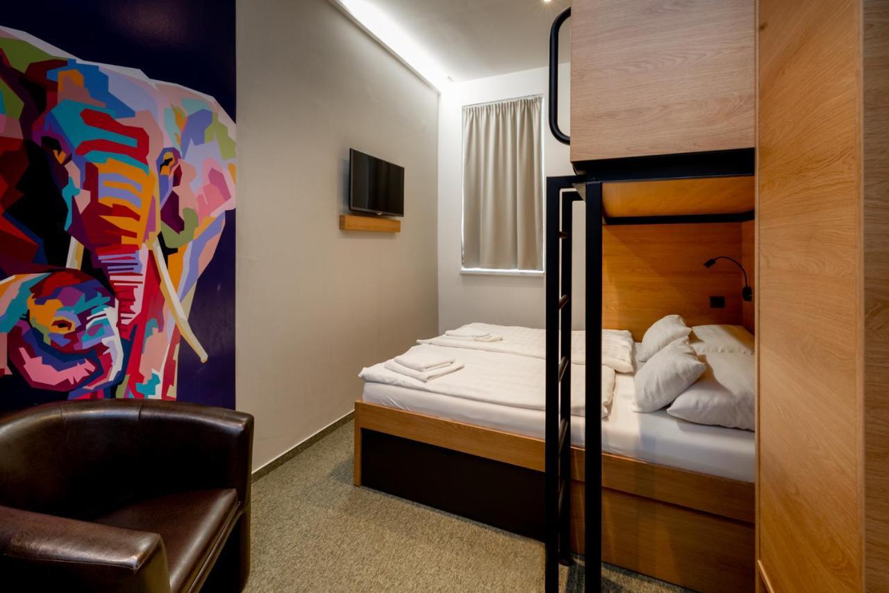 Garda Hotel Сомбатели Екстериор снимка