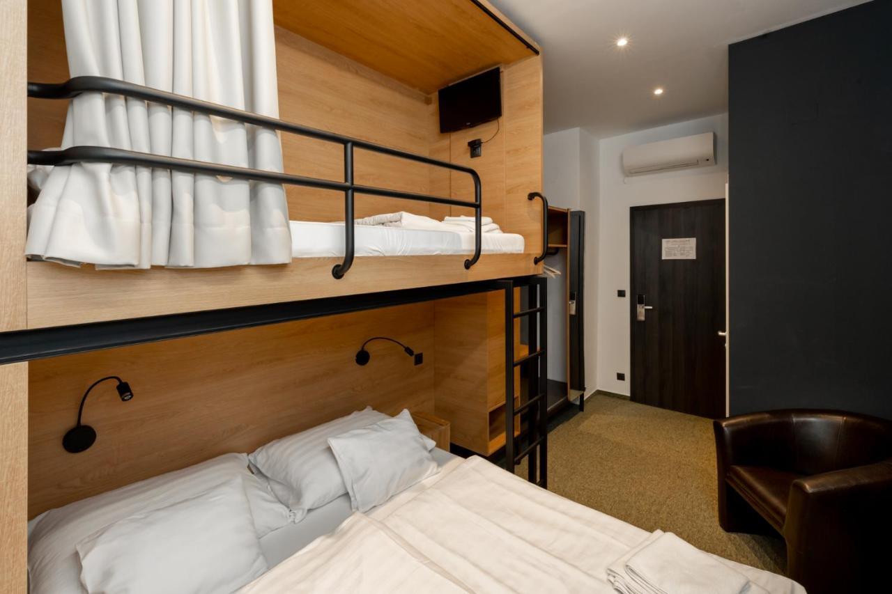 Garda Hotel Сомбатели Екстериор снимка