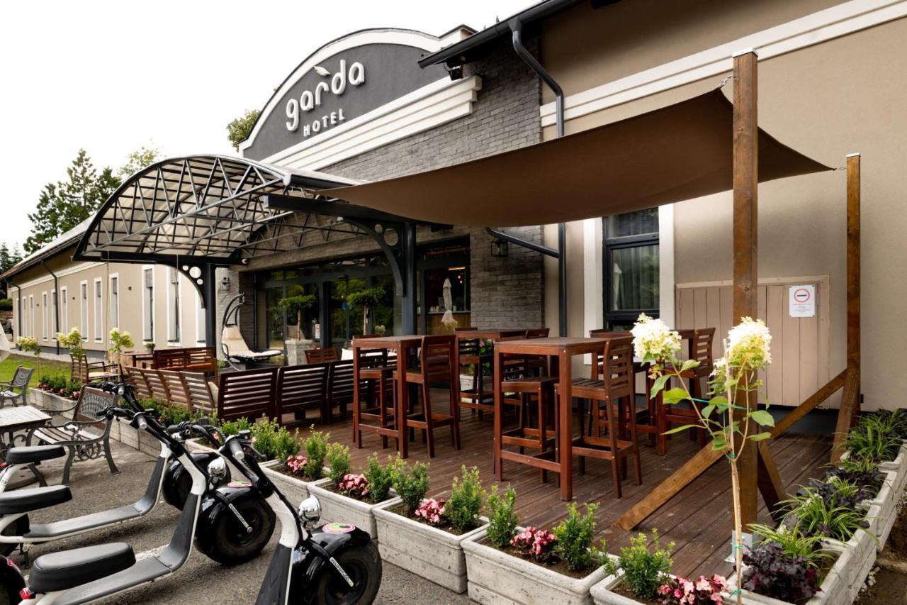 Garda Hotel Сомбатели Екстериор снимка