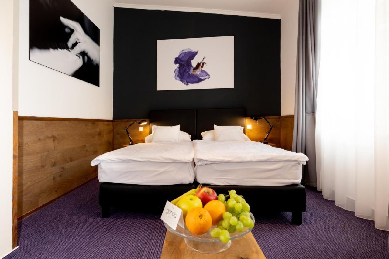 Garda Hotel Сомбатели Екстериор снимка
