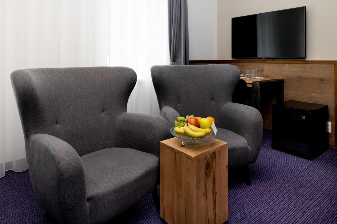 Garda Hotel Сомбатели Екстериор снимка
