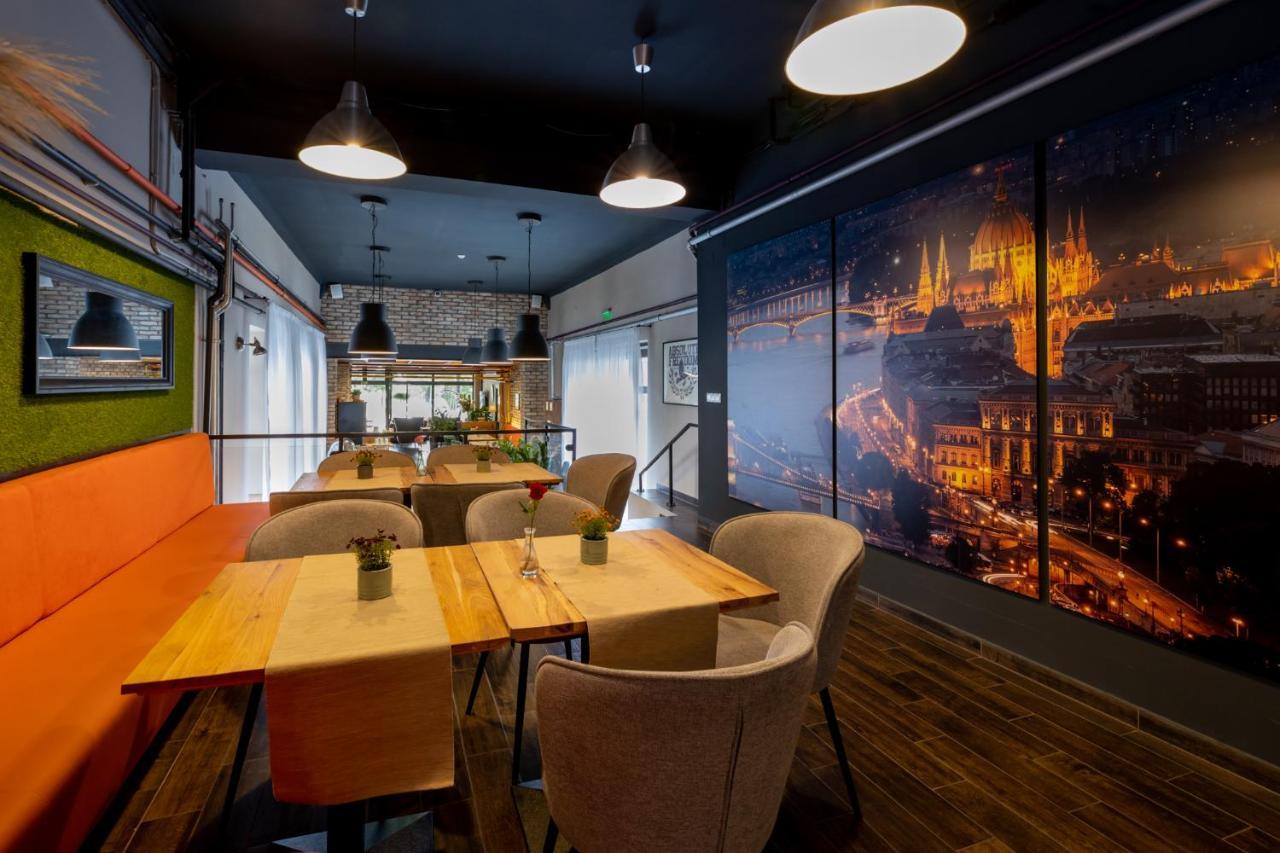 Garda Hotel Сомбатели Екстериор снимка