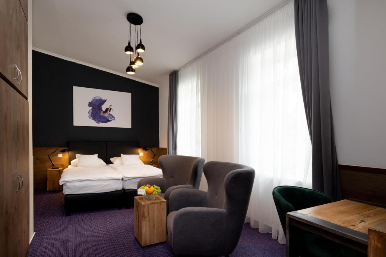 Garda Hotel Сомбатели Екстериор снимка