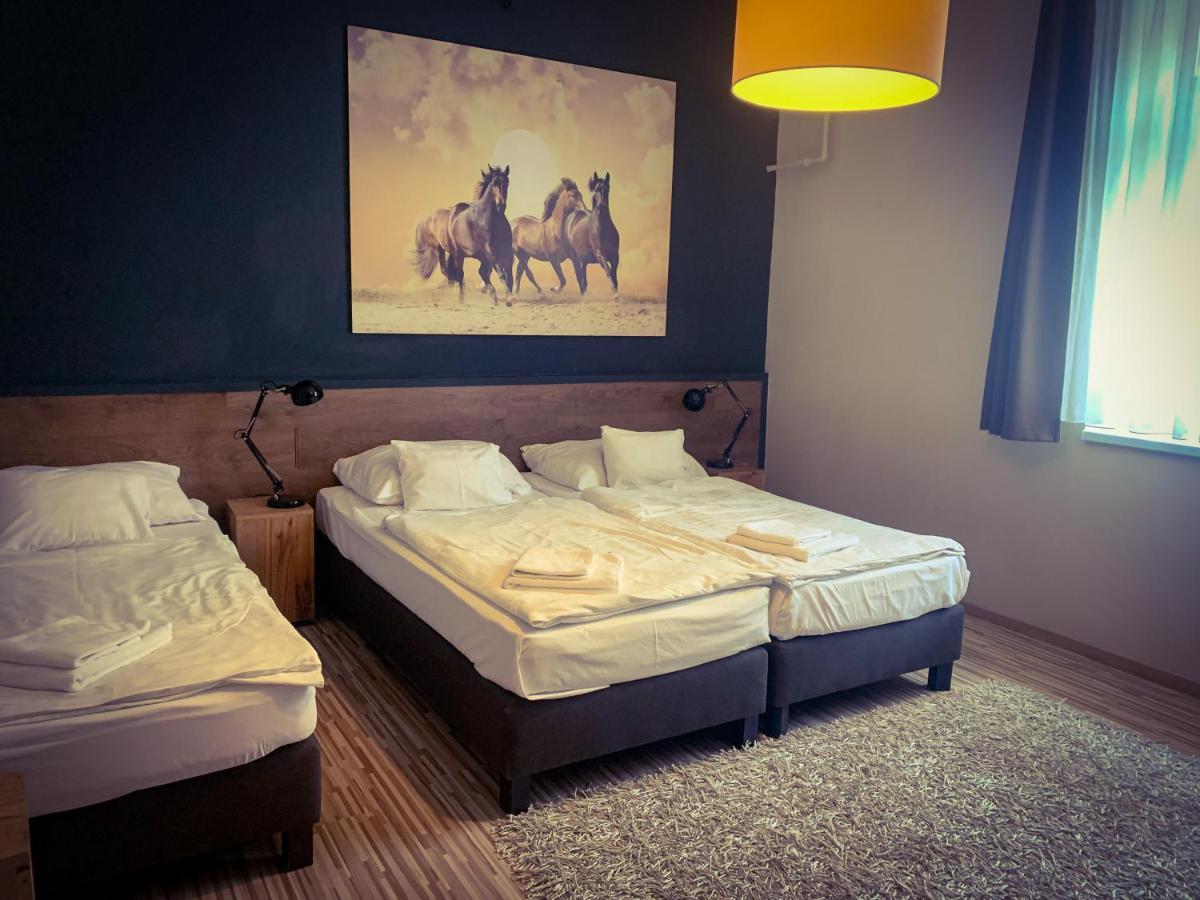 Garda Hotel Сомбатели Екстериор снимка