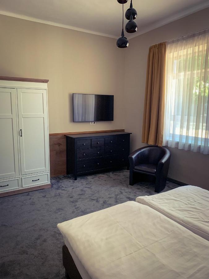 Garda Hotel Сомбатели Екстериор снимка