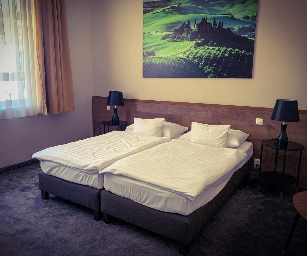 Garda Hotel Сомбатели Екстериор снимка
