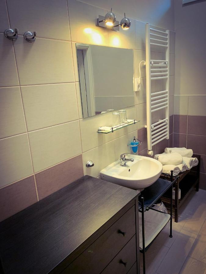 Garda Hotel Сомбатели Екстериор снимка
