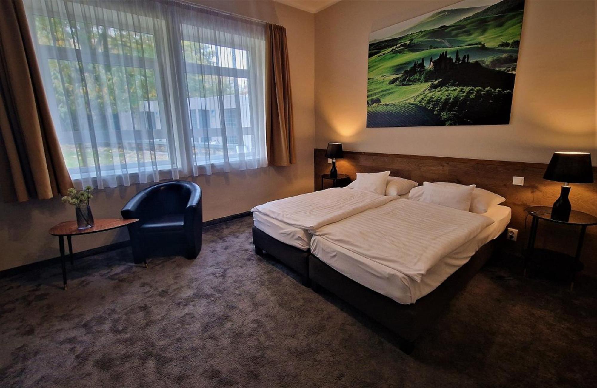 Garda Hotel Сомбатели Екстериор снимка