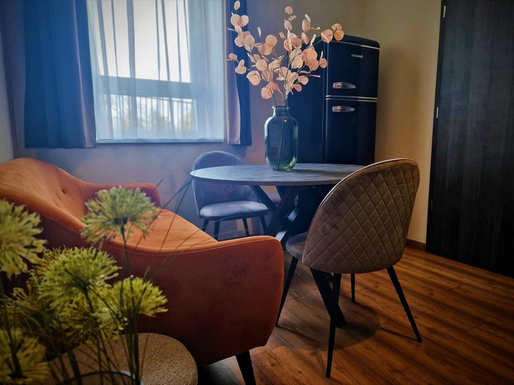 Garda Hotel Сомбатели Екстериор снимка