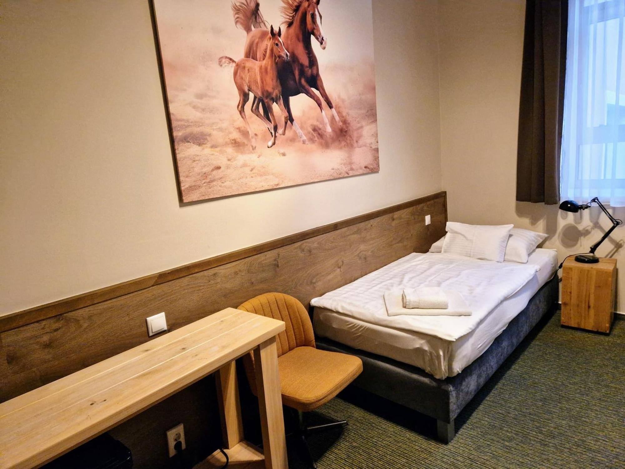 Garda Hotel Сомбатели Екстериор снимка