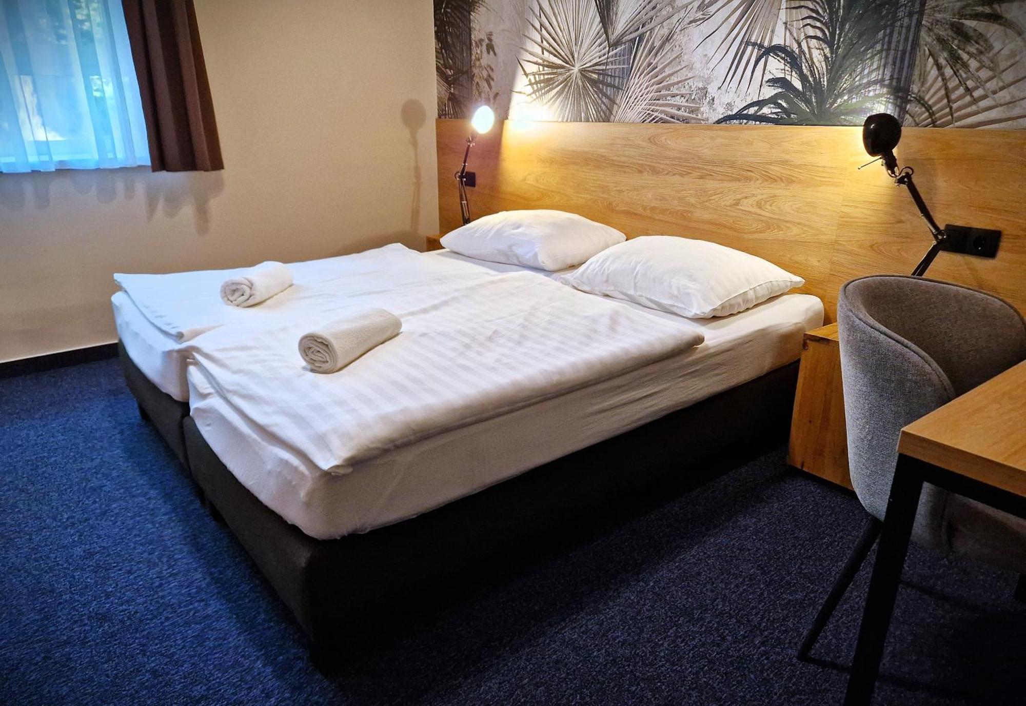 Garda Hotel Сомбатели Екстериор снимка