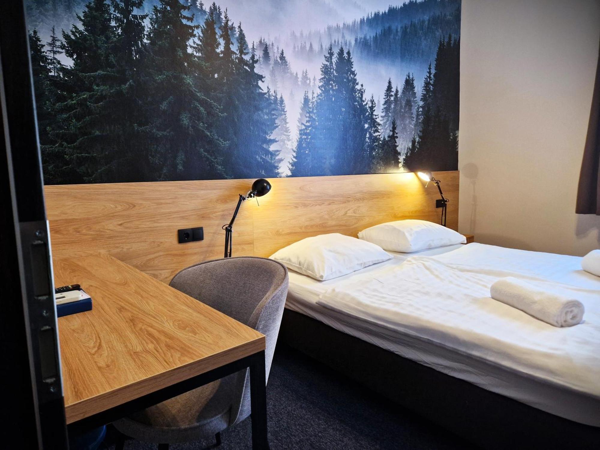 Garda Hotel Сомбатели Екстериор снимка