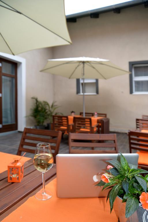 Garda Hotel Сомбатели Екстериор снимка