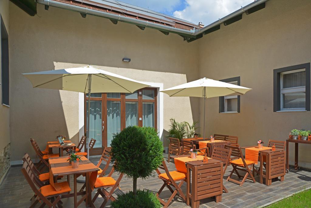 Garda Hotel Сомбатели Екстериор снимка