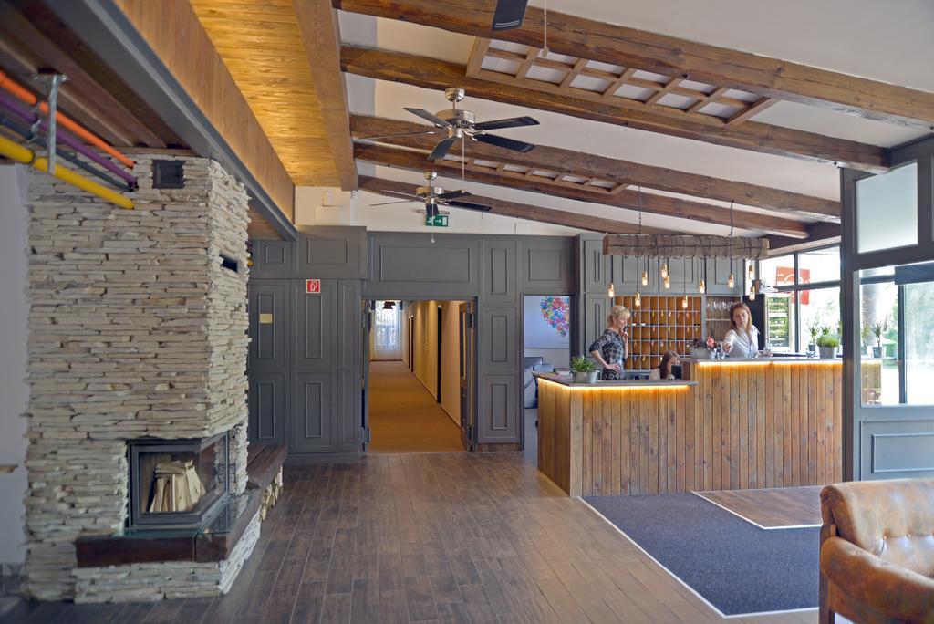 Garda Hotel Сомбатели Екстериор снимка