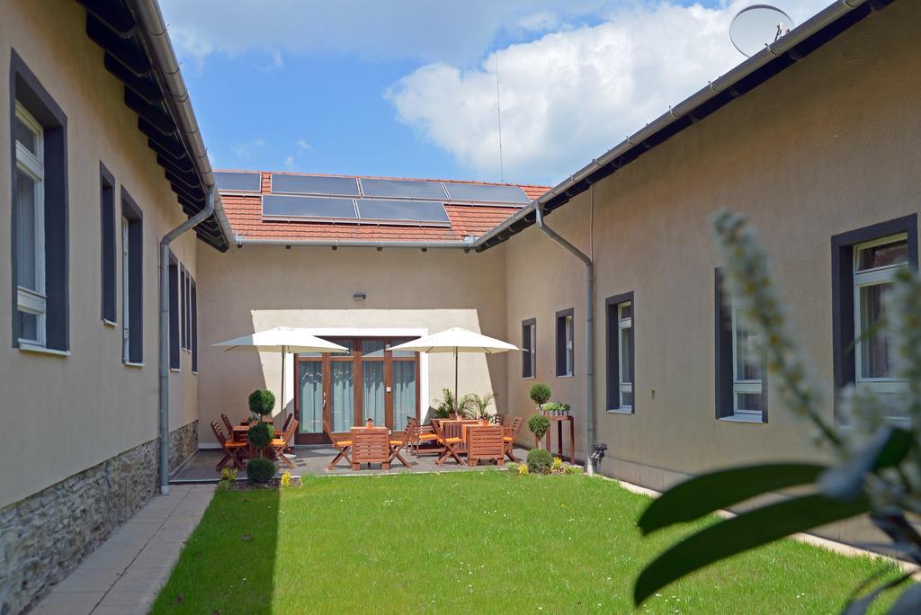 Garda Hotel Сомбатели Екстериор снимка